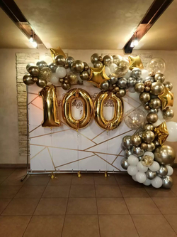 Фотозона с баннером на квадратном каркасе с цифрами