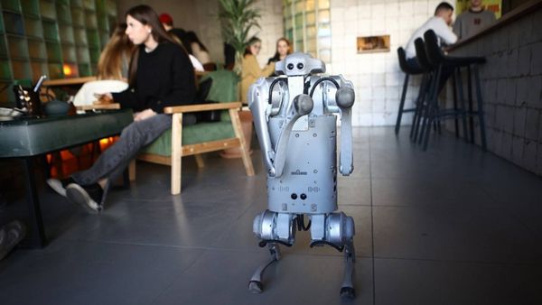 В кофейне Kontrabarista в Новосибирске работает робот