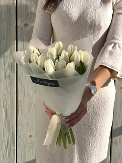 Белые тюльпаны в элегантном монобукете от Флора Маркет