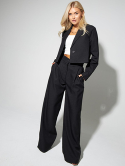 Костюм деловой брючный с укороченным пиджаком бежевого цвета