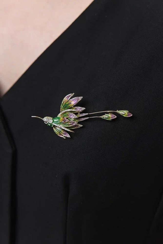 Брошь-подвеска птица с цирконами, оттенки:зеленый, золотой и фуксийный Брошь-подвеска птица с цирконами, оттенки:зеленый, золотой и фуксийный
