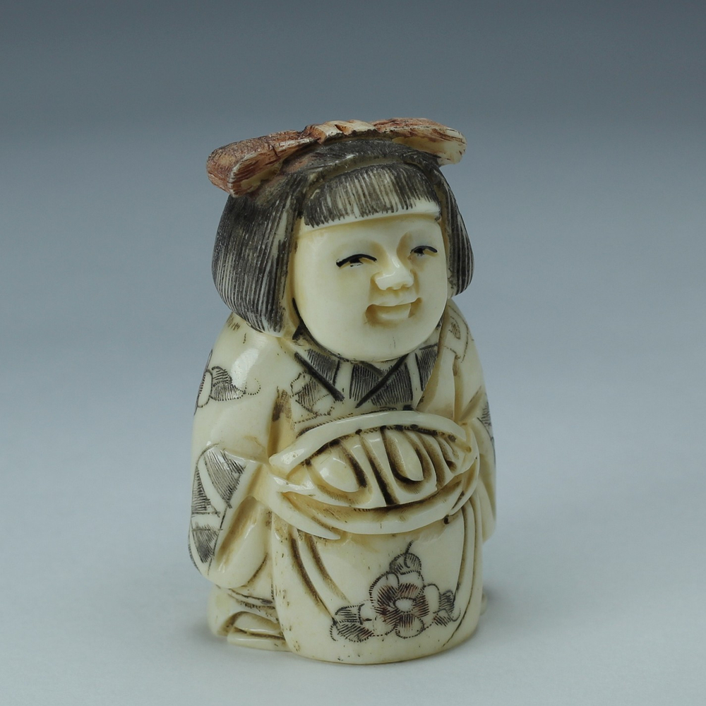 Нэцкэ Девочка с корзиной