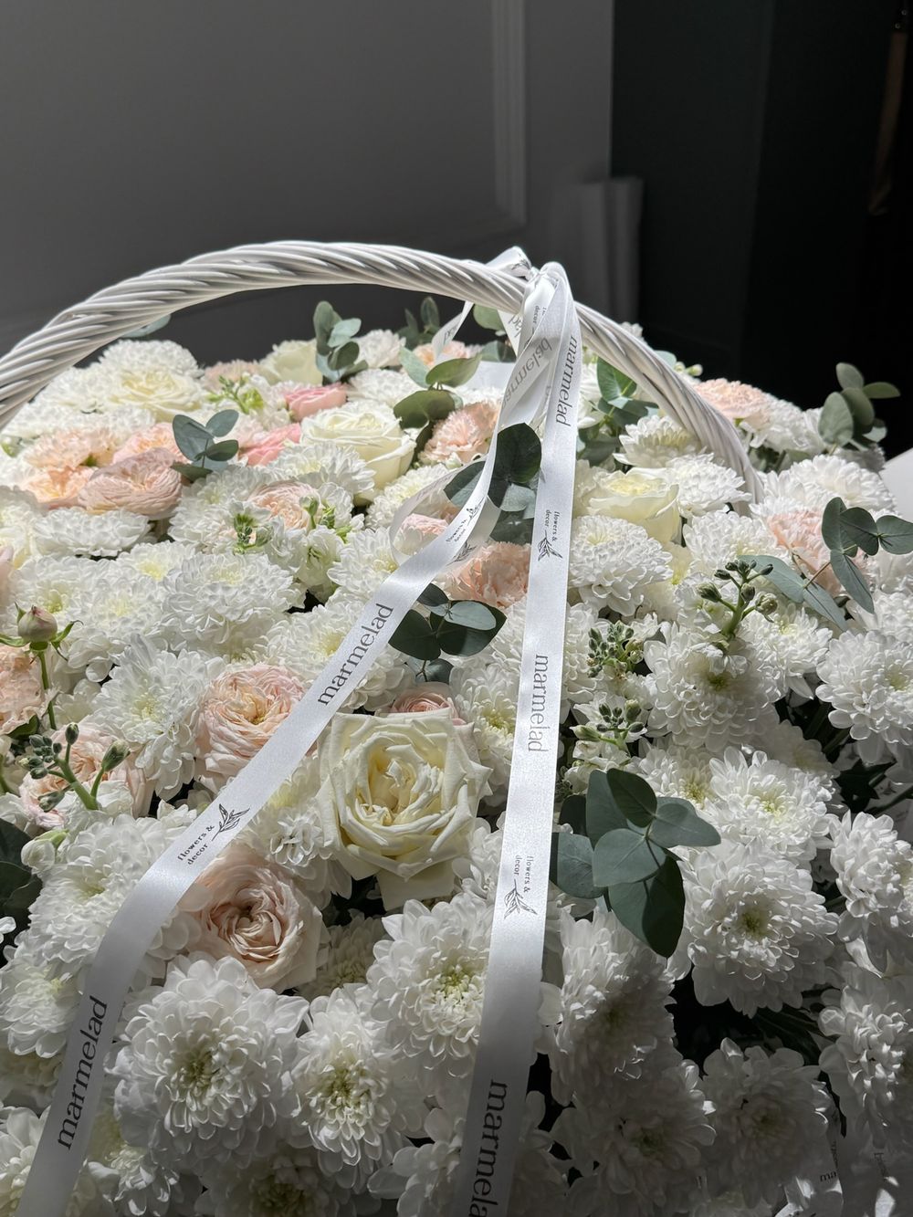 Гранд корзина из кустовых пионовидных роз, хризантемы, эвкалипта и одноголовых роз