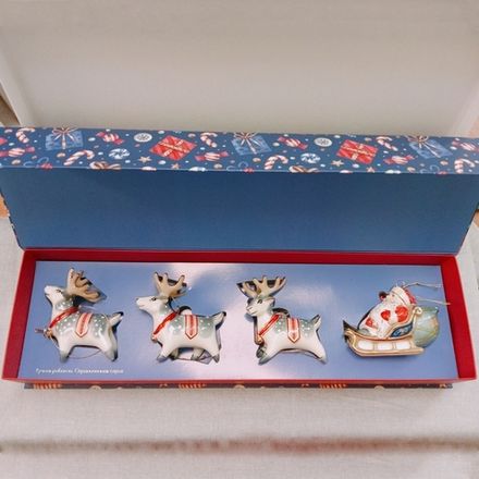 Набор фарфоровых ёлочных игрушек Дед Мороз с оленями