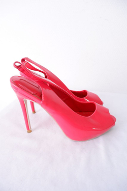 Босоножки Karanfil на каблуке 38 размер