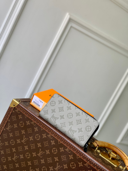 Louis Vuitton Zippy Vertical Wallet