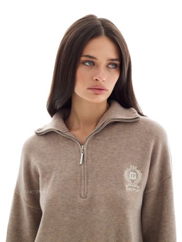 Вязаный костюм с вышивкой в цвете капучино