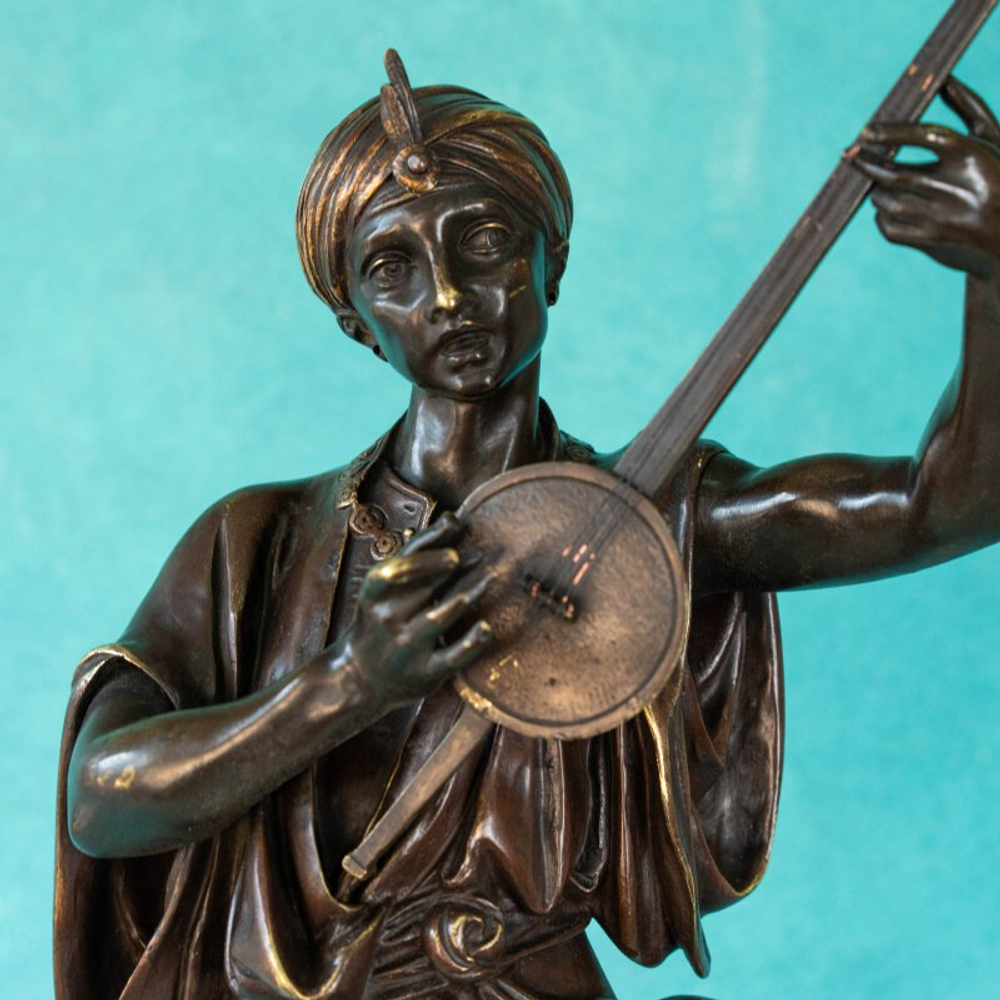 Скульптура «Восточный музыкант»