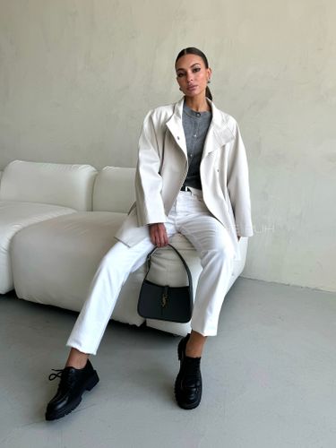 Молочный укороченный плащ с поясом