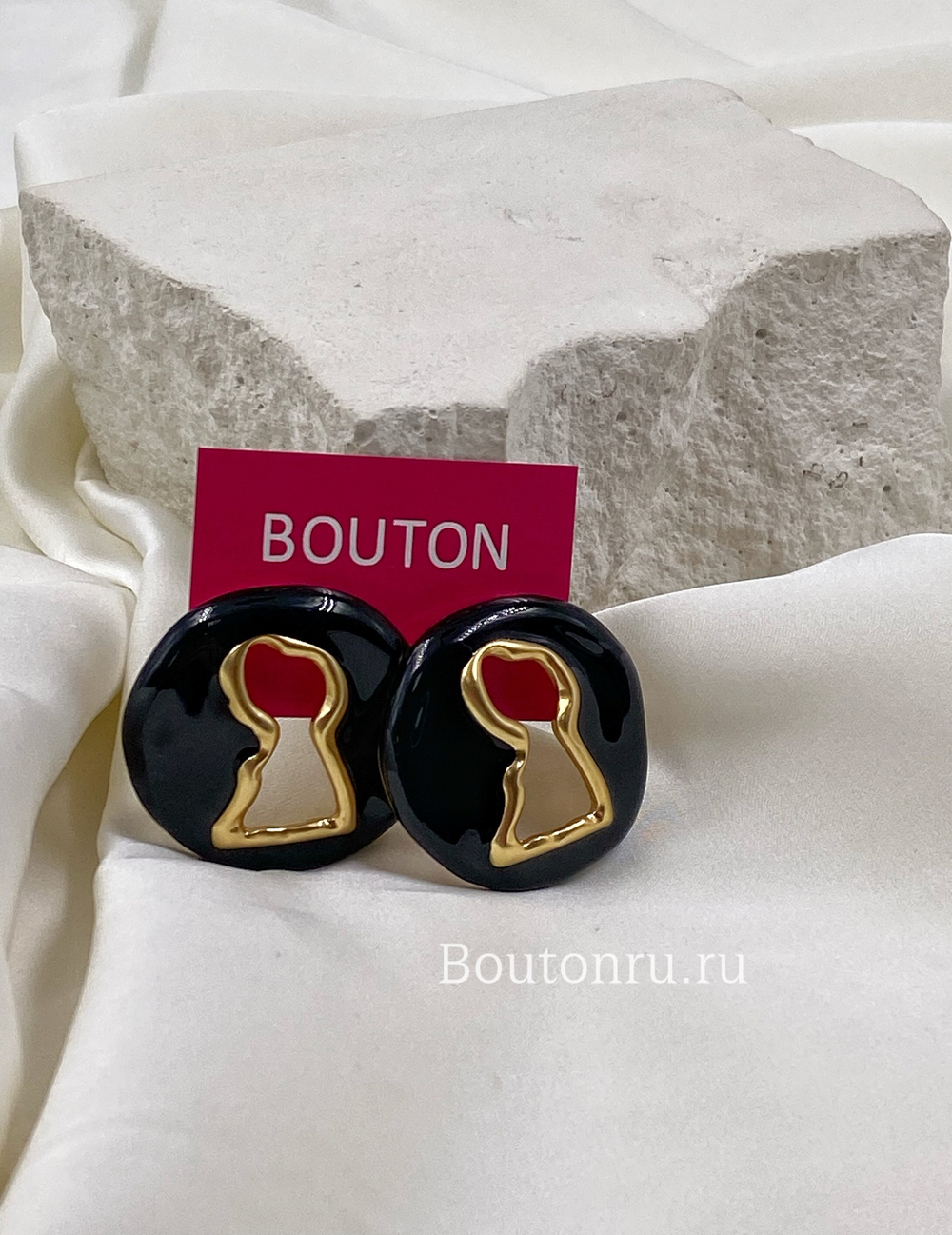 Серьги Скиапар. черные с золотым замком в центре