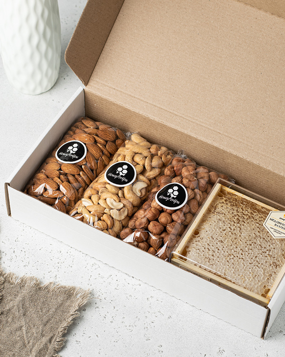Подарочный набор с орехами и медом в сотах