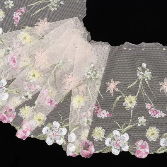 Вышивка на сетке персик/цветы (правая) 22 см