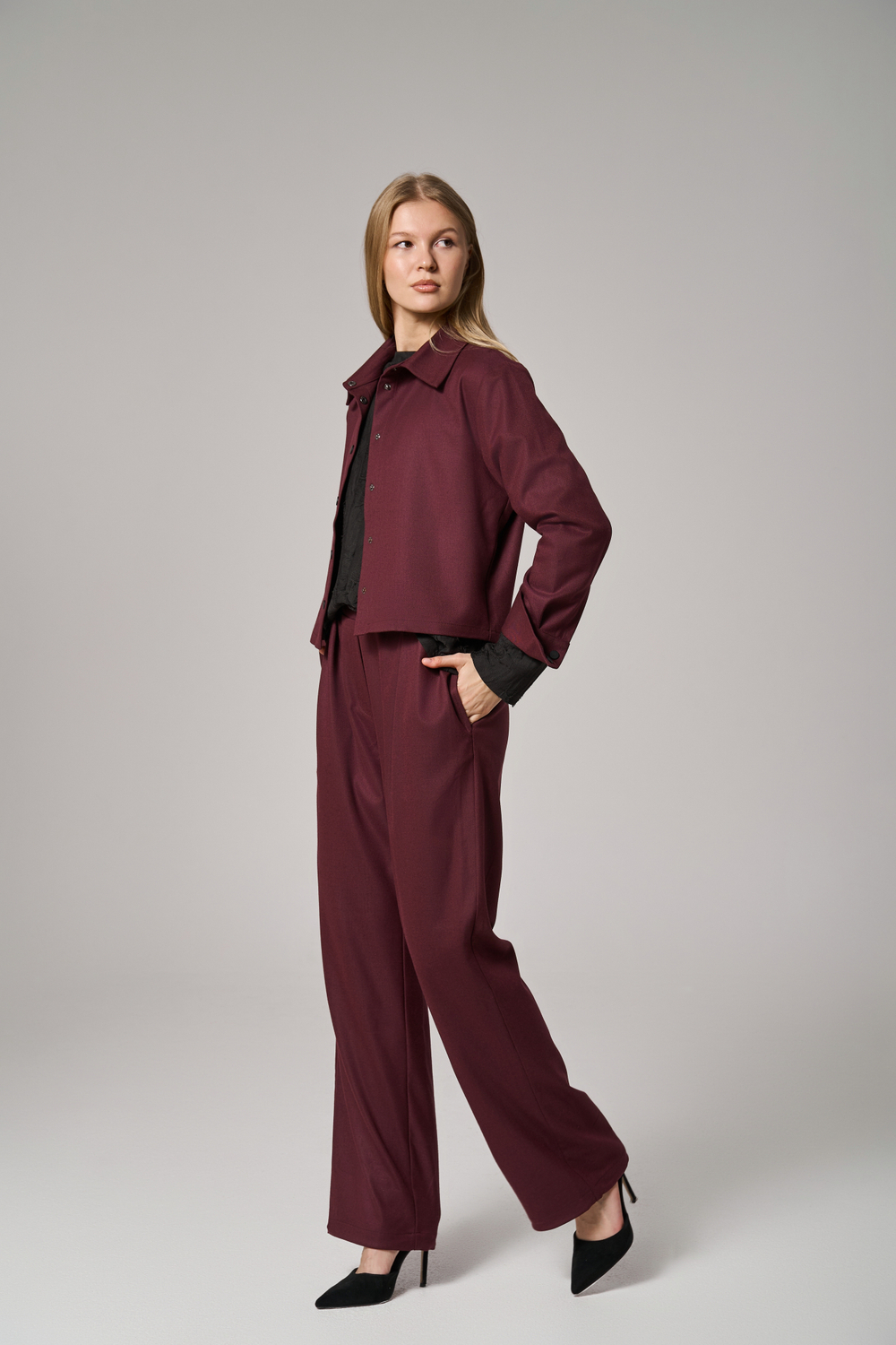 Брюки с поясом на резинке бордовые