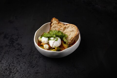 Шакшука с томатным соусом и запечённым перцем