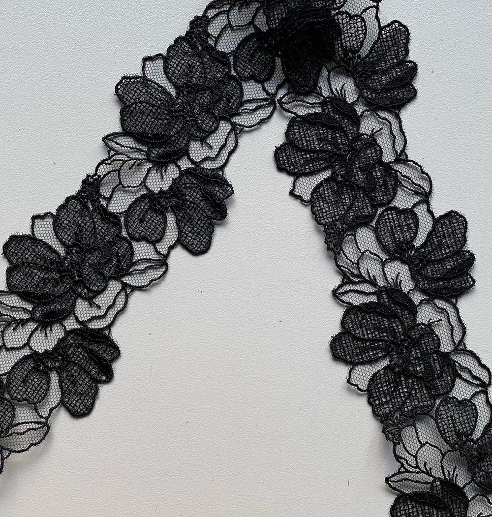 Вышивка на сетке чёрная узкая к537