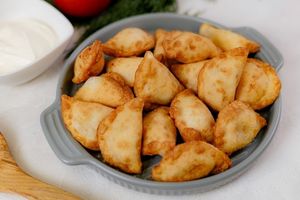 ВАРЕНИКИ С КАРТОФЕЛЕМ ЖАРЕНЫЕ 300гр с соусом огонек