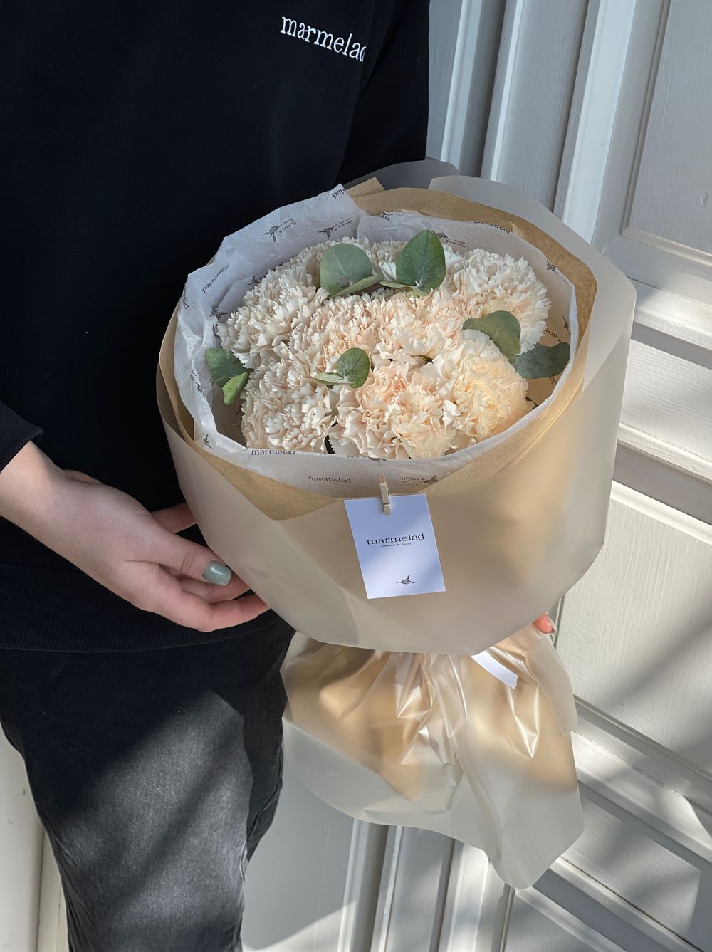 Кремовые диантусы и зелень эвкалипта