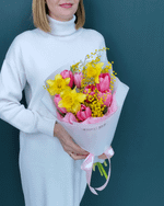 Весенний букет из мимозы,тюльпанов и нарциссов(00460)