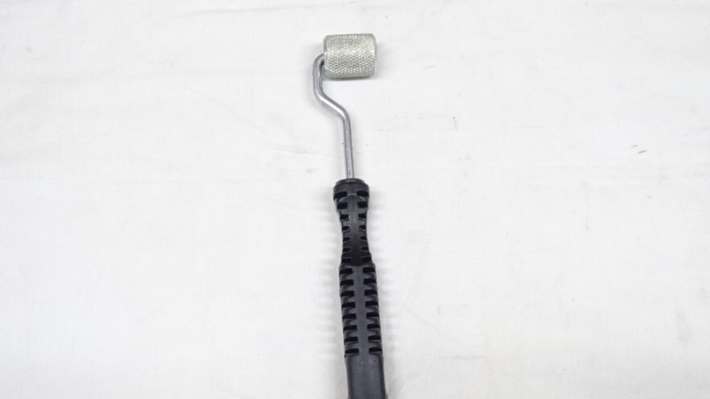 Валик прикаточный для шумоизоляции металл. (мал.) 30 мм. с короткой ручкой (205 мм) Profi (StP)