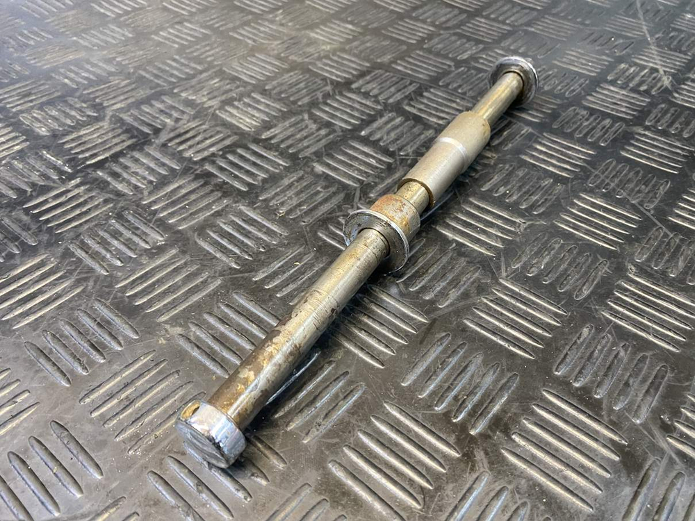 Ось заднего колеса Suzuki Intruder VS750 VR51A