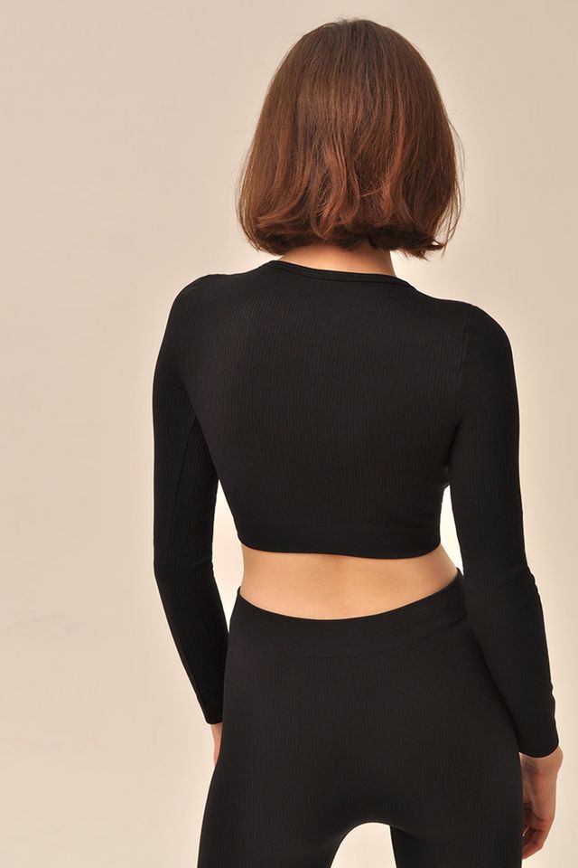 Кроп-топ черный с длинным рукавом в рубчик