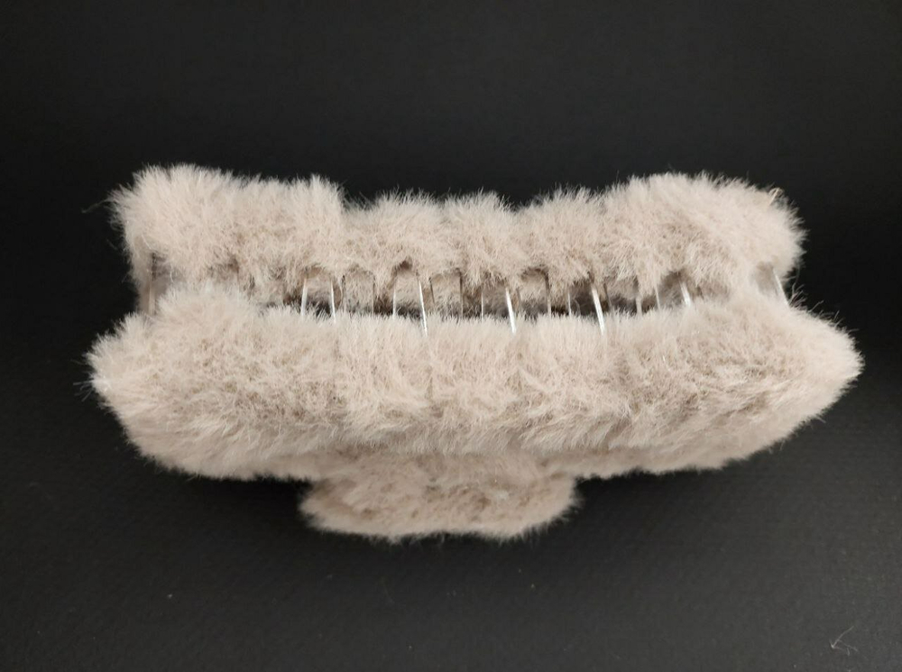 "Зимняя меховая заколка-краб". Цвет коричневый