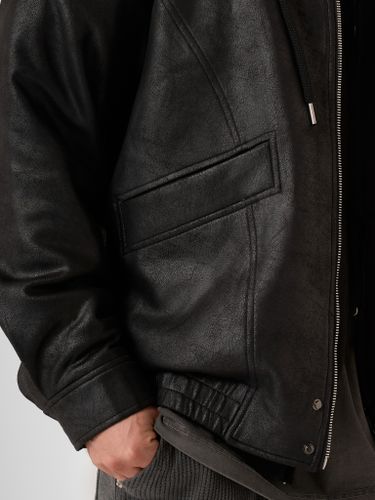 Черная куртка из эко-кожи QWE