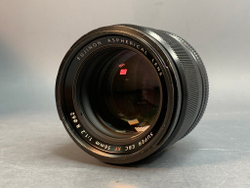 Fujinon SUPER EBC XF 56mm 1:1.2 R царапина на передней линзе