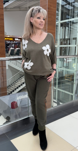 Трикотажный джемпер с белыми ромашками