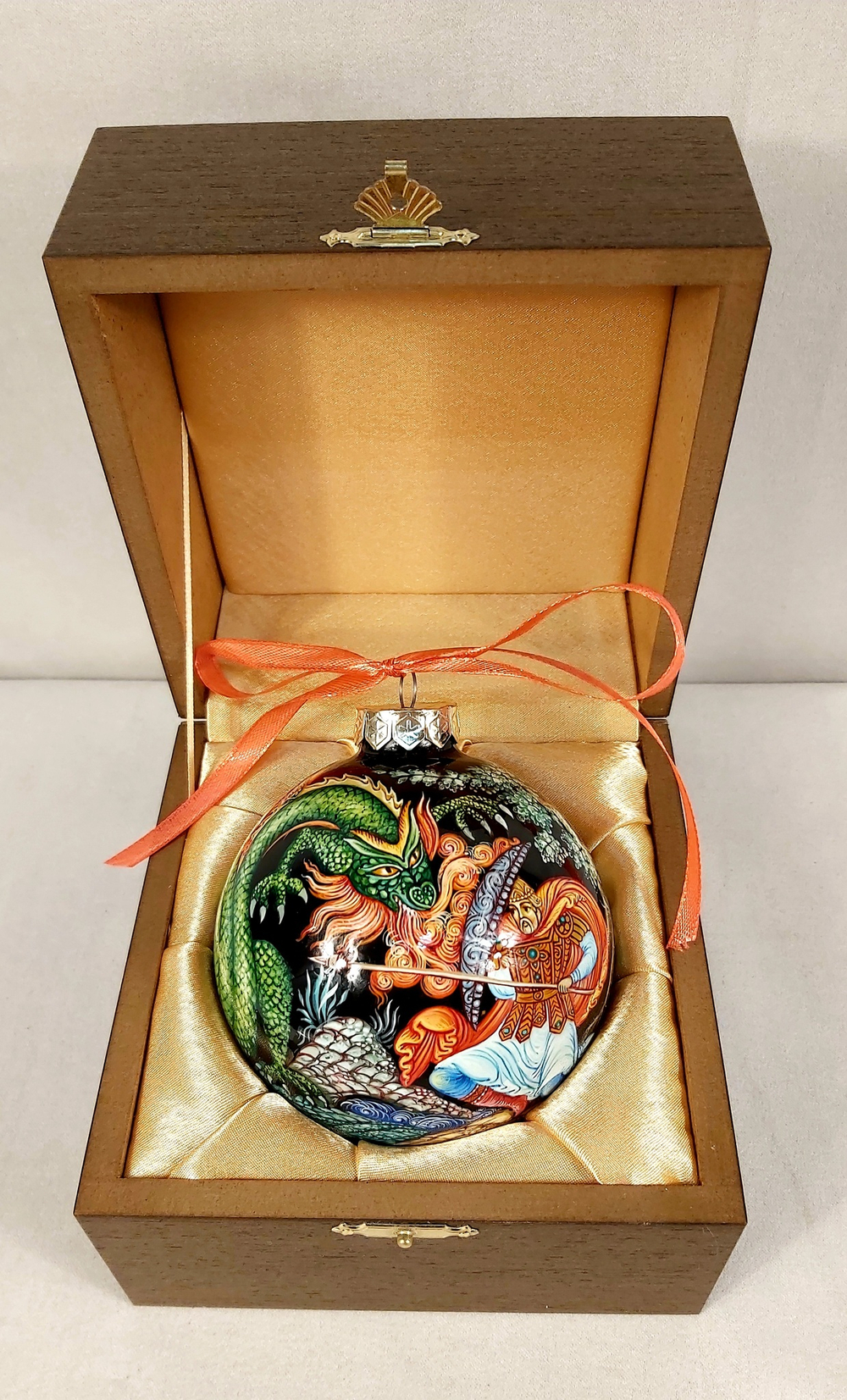 Шар новогодний с ручной росписью Палех "Бой с драконом" на чёрном фоне в футляре