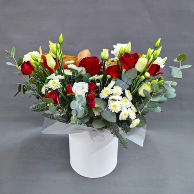 Композиция с веточками нобилиса и орхидеями