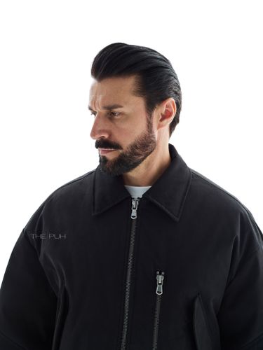 Утепленный черный бомбер с отложным воротником