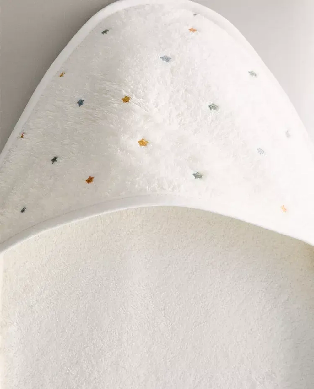 ZARA HOME ДЕТСКОЕ ПОЛОТЕНЦЕ С КАПЮШОНОМ И ВЫШИВКОЙ «ЗВЕЗДОЧКИ», ЖЕЛТОВАТО-БЕЛЫЙ