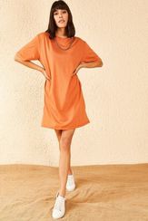 Qadın üçün yaxası zəncirli geniş ölçülü t-shirt narıncı 10701015