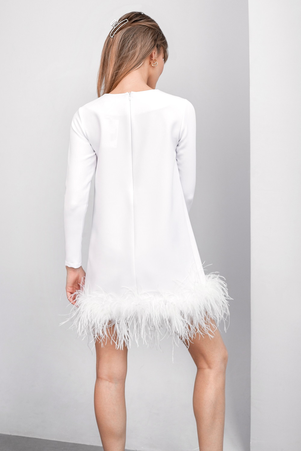 Платье мини с перьями страуса