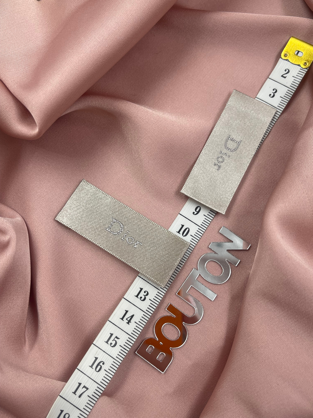 Бирка Ди песочного цвета 51х20 мм