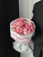 Моно букет из кустовых пионовидных роз