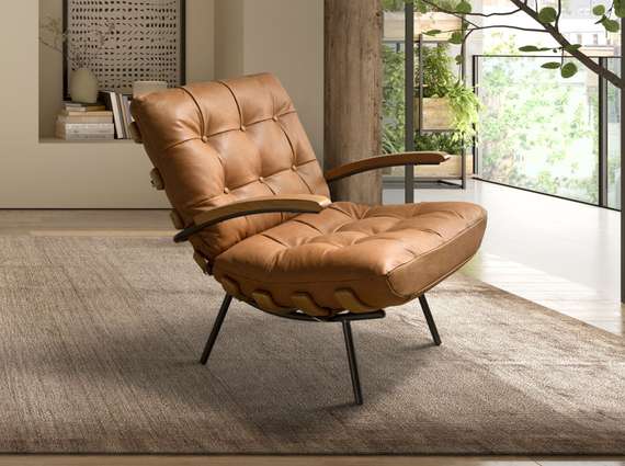 Кресло 5153 из коричневой кожи с подлокотниками из ясеня