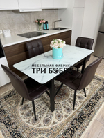 Стеклянный раздвижной стол "Итальянский мрамор" и стулья "ГУЧИ" коричневый