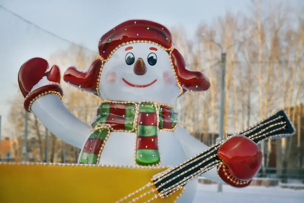 Уличная фигура "Снеговик с балалайкой"