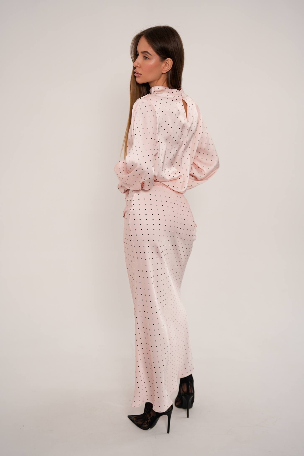 Костюм в горошек с юбкой в макси длине из вискозного шелка