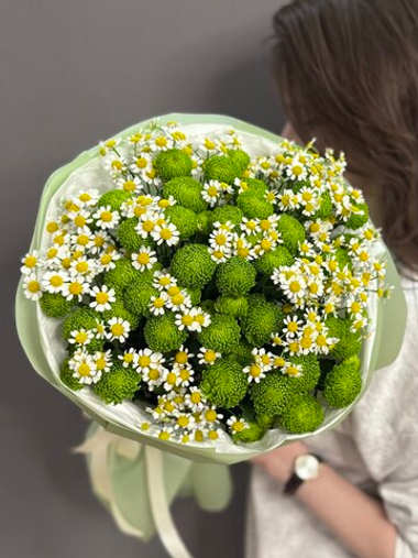 Букет из кустовых хризантем и ромашек