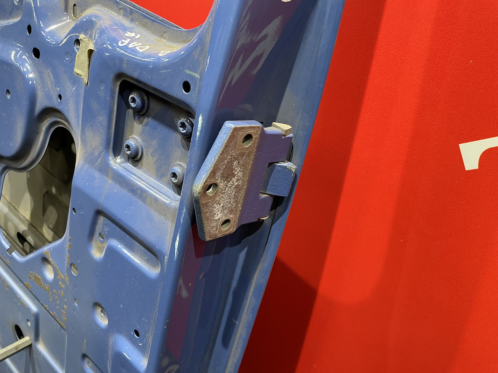 Дверь левая каркас