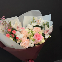 Букет из орхидей, диантусов и хлопка