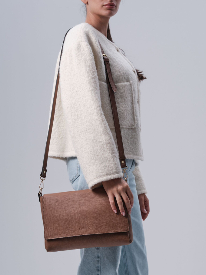 Сумка кожаная на плечо коричневая