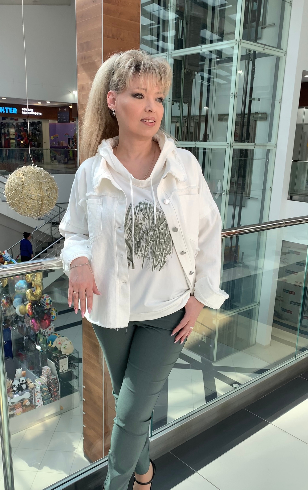 Белый джинсовый жакет с рванкой