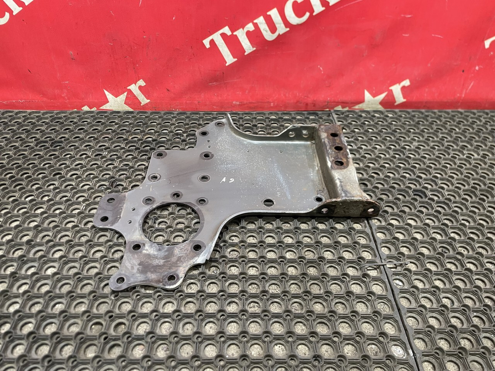 Кронштейн усилителя бампера правый