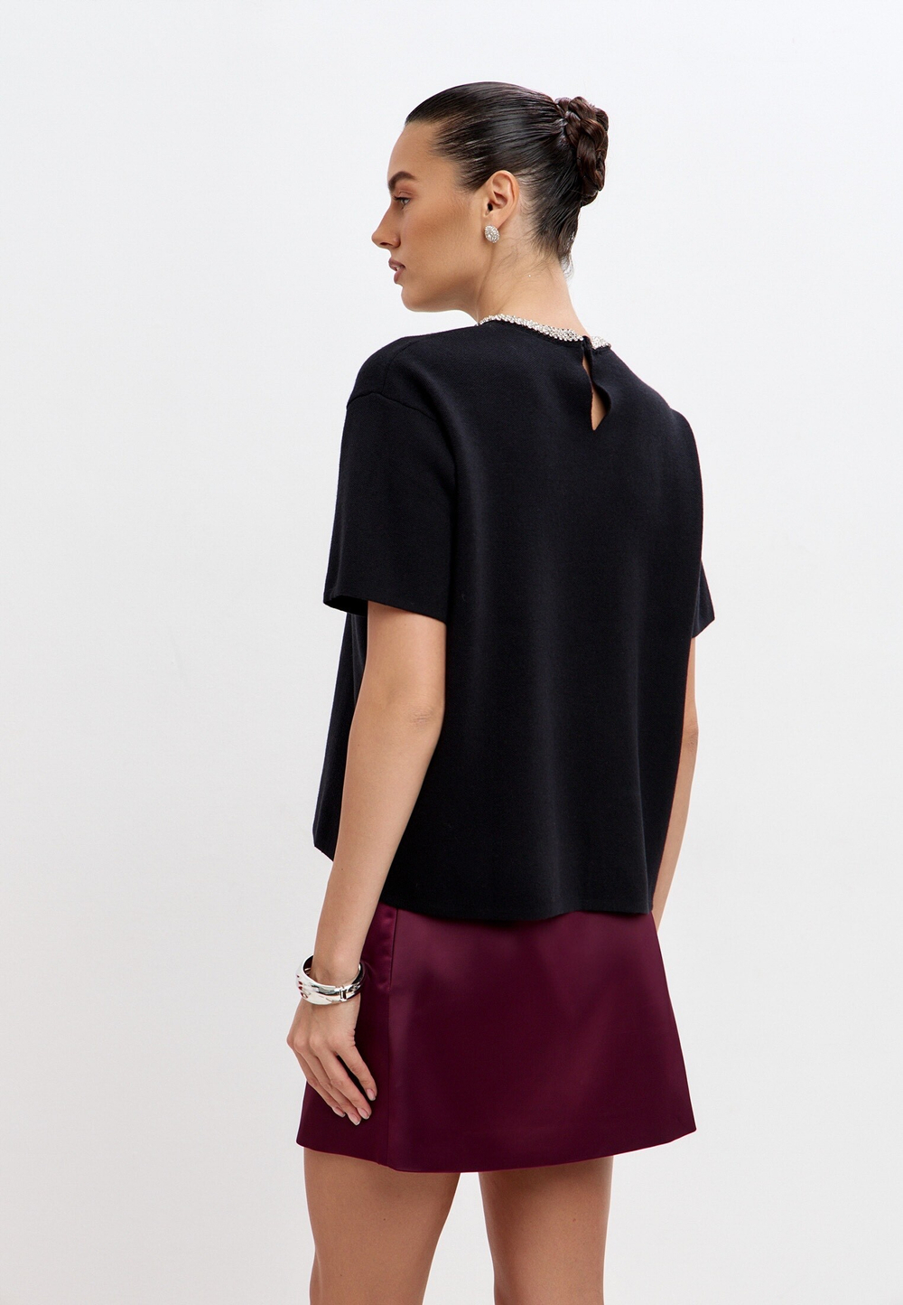 Футболка с кристаллами на воротнике