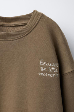 ZARA КОМПЛЕКТ ИЗ ТОЛСТОВКИ И БРЮК-ДЖОГГЕРОВ С ВЫШИТОЙ НАДПИСЬЮ, ХАКИ