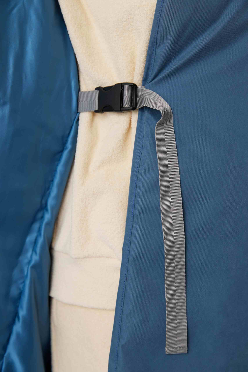 Зимнее пальто на запах из синей бархатистой мембраны